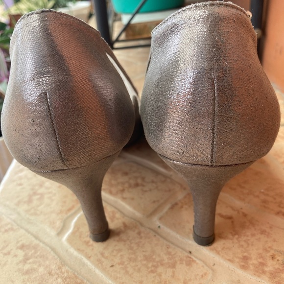SALE❗️❗️❗️Carlton London grey silver shimmery kitten heels - Picture 3 of 3